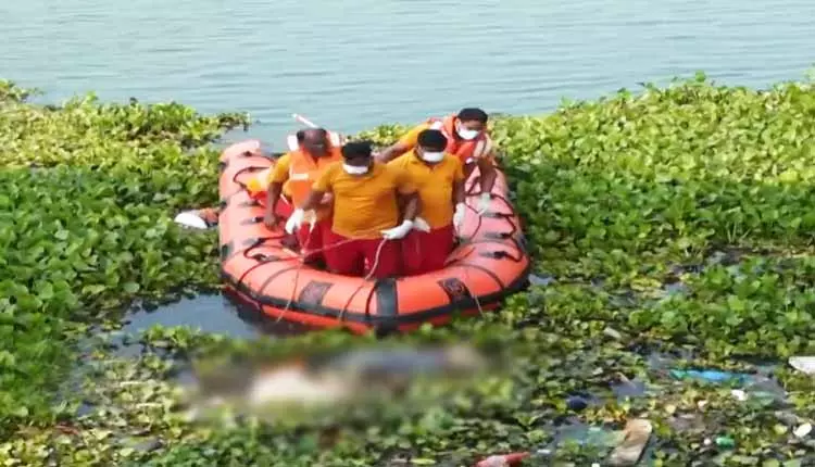 Cuttack में बिरुपा बैराज के पास दो भाइयों के शव तैरते हुए मिले, जांच जारी Cuttack में बिरुपा बैराज के पास दो भाइयों के शव तैरते हुए मिले, जांच जारी