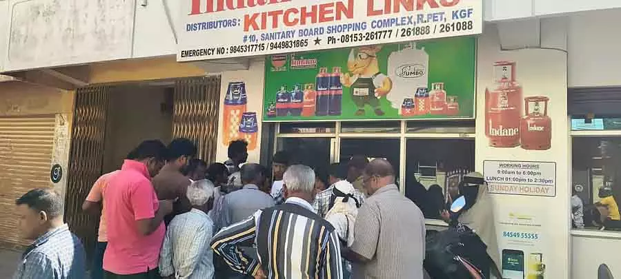 Karnataka : रसोई गैस ऊँची कीमतों पर बिक रही है Karnataka : रसोई गैस ऊँची कीमतों पर बिक रही है