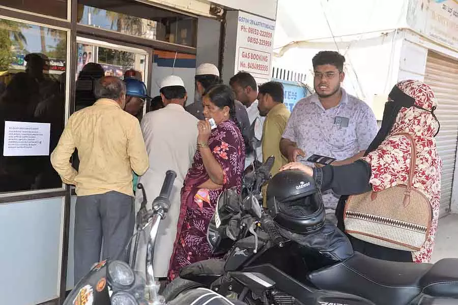 Commercial सिलेंडर की कमी; शादियों, गृह प्रवेश और लॉक-अप के लिए गर्मी Commercial सिलेंडर की कमी; शादियों, गृह प्रवेश और लॉक-अप के लिए गर्मी