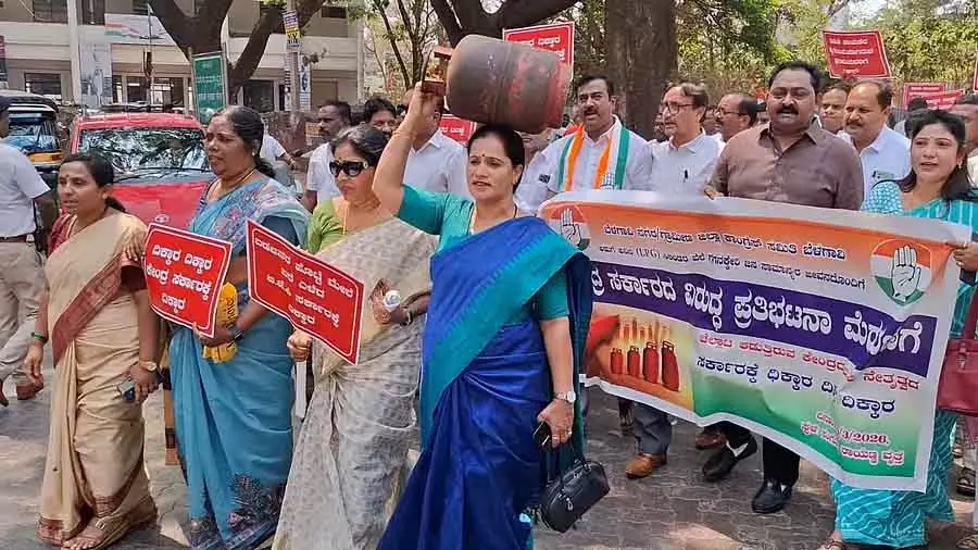 रसोई गैस की कीमत में बढ़ोतरी: Belgaum में कांग्रेस का विरोध प्रदर्शन रसोई गैस की कीमत में बढ़ोतरी: Belgaum में कांग्रेस का विरोध प्रदर्शन