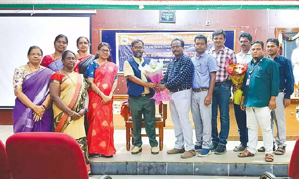 Andhra: केवीआर कॉलेज में फैकल्टी डेवलपमेंट प्रोग्राम आयोजित किया गया Andhra: केवीआर कॉलेज में फैकल्टी डेवलपमेंट प्रोग्राम आयोजित किया गया