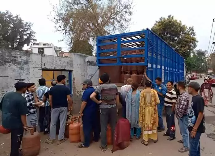 अमेरिका और इजरायल के ईरान के साथ युद्ध के बीच जम्मू में LPG संकट गहराया अमेरिका और इजरायल के ईरान के साथ युद्ध के बीच जम्मू में LPG संकट गहराया