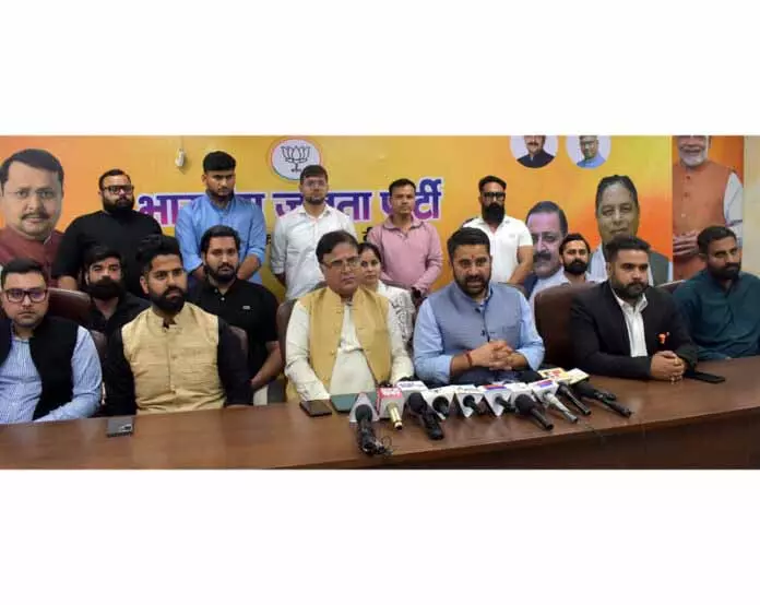 BJYM ने ‘जम्मूयत’ की कहानी की आलोचना की, जेयू से शब्द तुरंत वापस लेने की मांग की BJYM ने ‘जम्मूयत’ की कहानी की आलोचना की, जेयू से शब्द तुरंत वापस लेने की मांग की