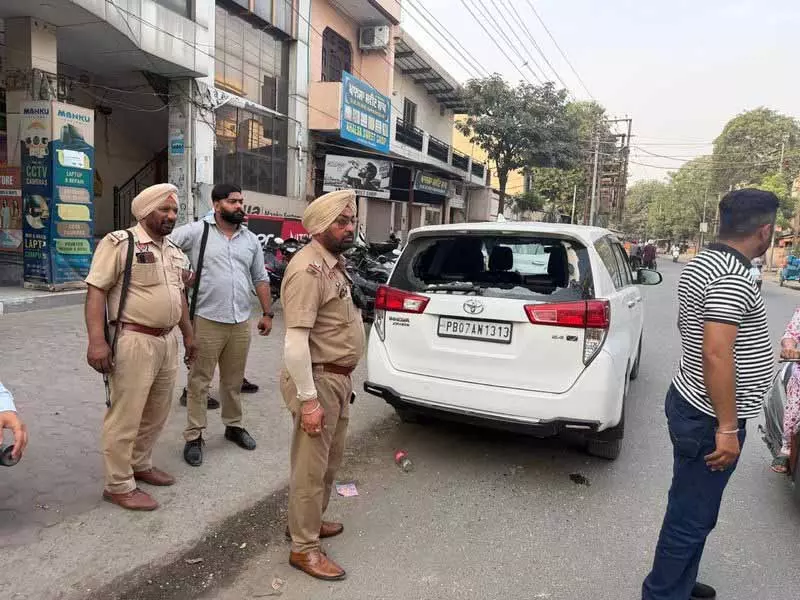 फगवाड़ा में AAP नेता राजू की कार में तोड़फोड़ फगवाड़ा में AAP नेता राजू की कार में तोड़फोड़