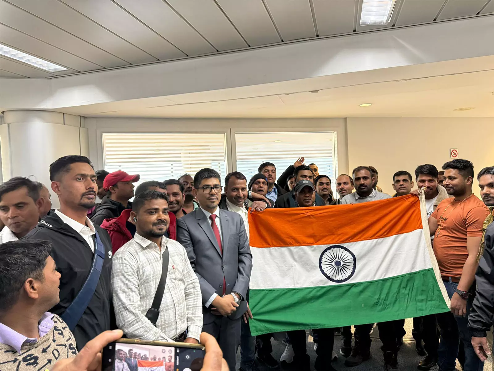 पश्चिम एशिया संघर्ष के बीच लेबनान से 177 भारतीय वापस लौटे, 500 से ज़्यादा Qatar से रवाना हुए पश्चिम एशिया संघर्ष के बीच लेबनान से 177 भारतीय वापस लौटे, 500 से ज़्यादा Qatar से रवाना हुए