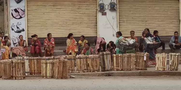 Keonjhar LPG संकट से जलावन की लकड़ी की मांग बढ़ी Keonjhar LPG संकट से जलावन की लकड़ी की मांग बढ़ी