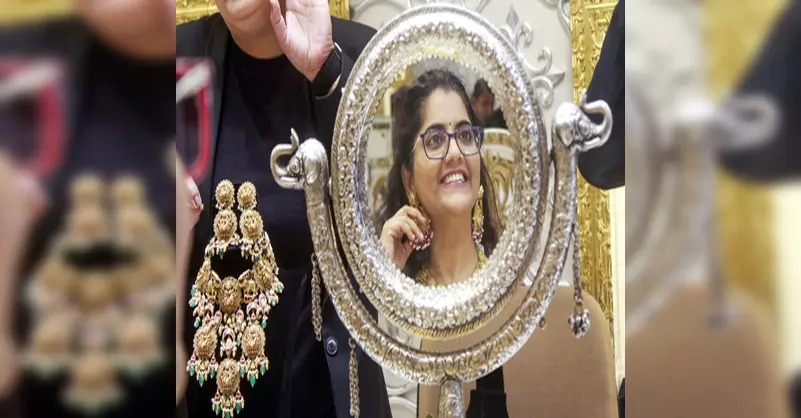 पश्चिम एशिया में बढ़ते तनाव के बीच कीमती धातुओं में उछाल; चांदी में 5,000 रुपए से ज्यादा की तेजी पश्चिम एशिया में बढ़ते तनाव के बीच कीमती धातुओं में उछाल; चांदी में 5,000 रुपए से ज्यादा की तेजी