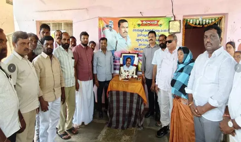 पूर्व विधायक Gadari Kishore ने मानसिंह के परिवार से की बातचीत पूर्व विधायक Gadari Kishore ने मानसिंह के परिवार से की बातचीत