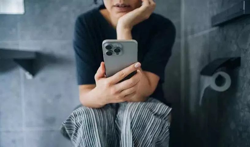 Health Experts ने चेतावनी दी है: टॉयलेट में ज़्यादा स्मार्टफोन इस्तेमाल करने से पाइल्स हो सकता है Health Experts ने चेतावनी दी है: टॉयलेट में ज़्यादा स्मार्टफोन इस्तेमाल करने से पाइल्स हो सकता है