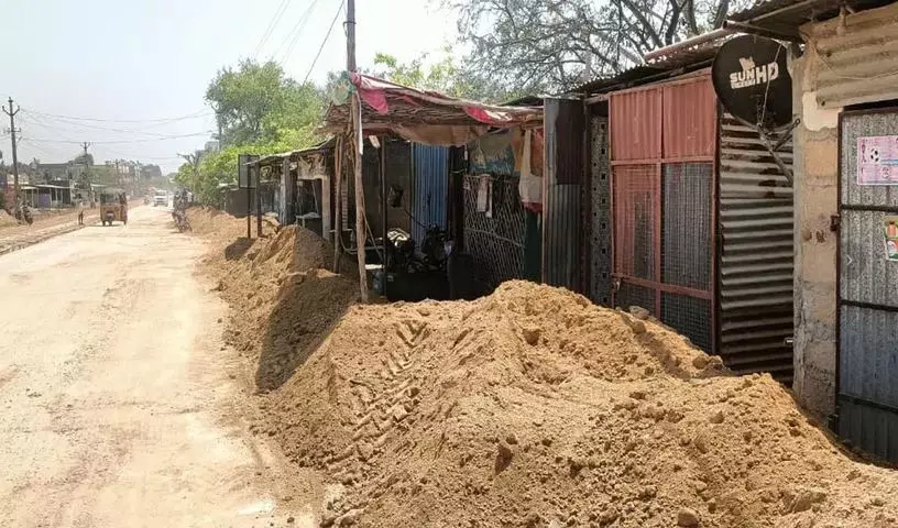 दुकानदार अधिकारियों के notice को नज़रअंदाज़ कर रहे दुकानदार अधिकारियों के notice को नज़रअंदाज़ कर रहे