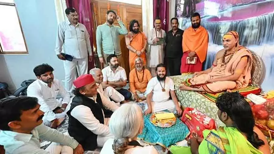 UP : सपा प्रमुख अखिलेश यादव ने अविमुक्तेश्वरानंद से मुलाकात की UP : सपा प्रमुख अखिलेश यादव ने अविमुक्तेश्वरानंद से मुलाकात की