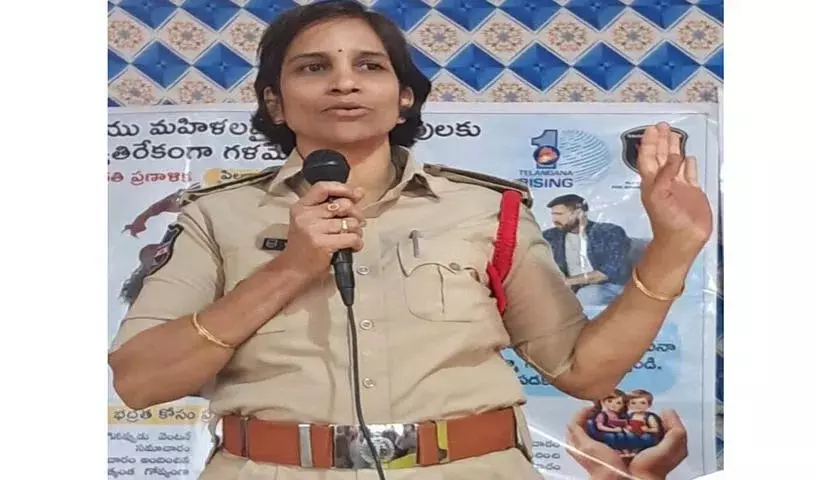 CI हेमा रानी ने जुलुरुपाडु के युवाओं से ड्रग्स से दूर रहने की अपील की CI हेमा रानी ने जुलुरुपाडु के युवाओं से ड्रग्स से दूर रहने की अपील की
