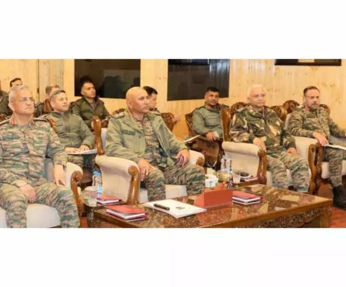 उत्तरी सेना कमांडर ने J&K में सुरक्षा उपायों की समीक्षा की उत्तरी सेना कमांडर ने J&K में सुरक्षा उपायों की समीक्षा की