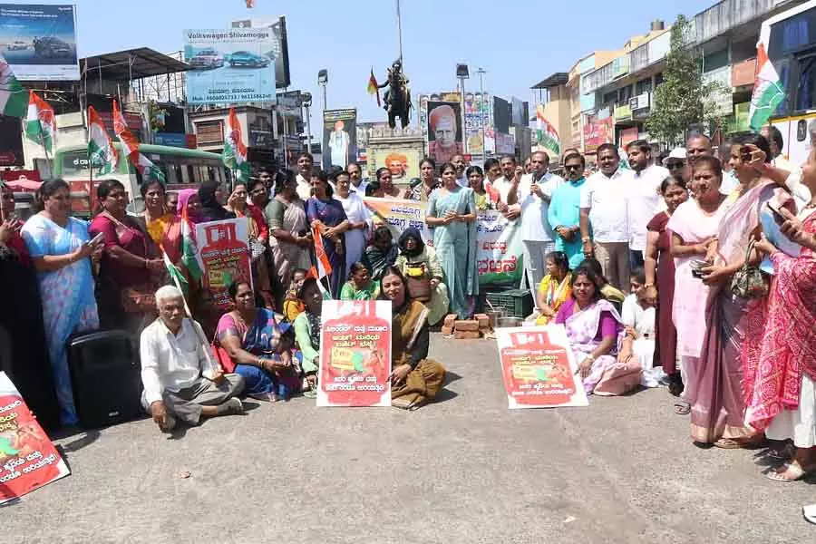 Karnataka : कांग्रेस ने लकड़ी का चूल्हा जलाकर और चाय बनाकर विरोध प्रदर्शन किया Karnataka : कांग्रेस ने लकड़ी का चूल्हा जलाकर और चाय बनाकर विरोध प्रदर्शन किया