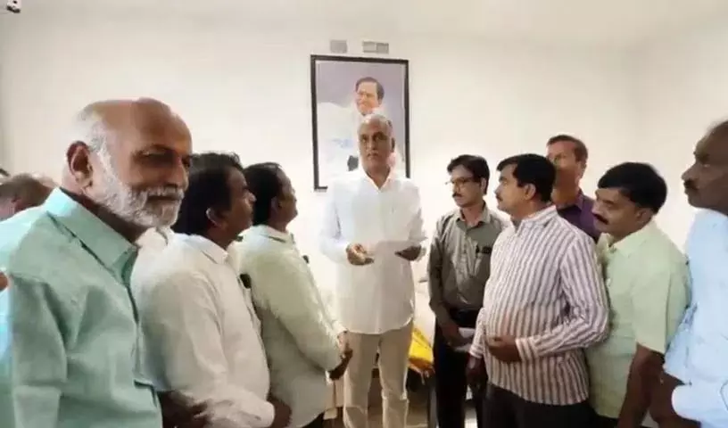 मुख्यमंत्री रिटायर्ड कर्मचारियों के प्रति इतने अदूरदर्शी क्यों हैं: पूर्व मंत्री Harish Rao मुख्यमंत्री रिटायर्ड कर्मचारियों के प्रति इतने अदूरदर्शी क्यों हैं: पूर्व मंत्री Harish Rao