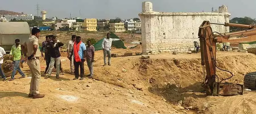 Harpanahalli : अली अदीशा मैदान में ब्लास्ट, घरों को नुकसान Harpanahalli : अली अदीशा मैदान में ब्लास्ट, घरों को नुकसान