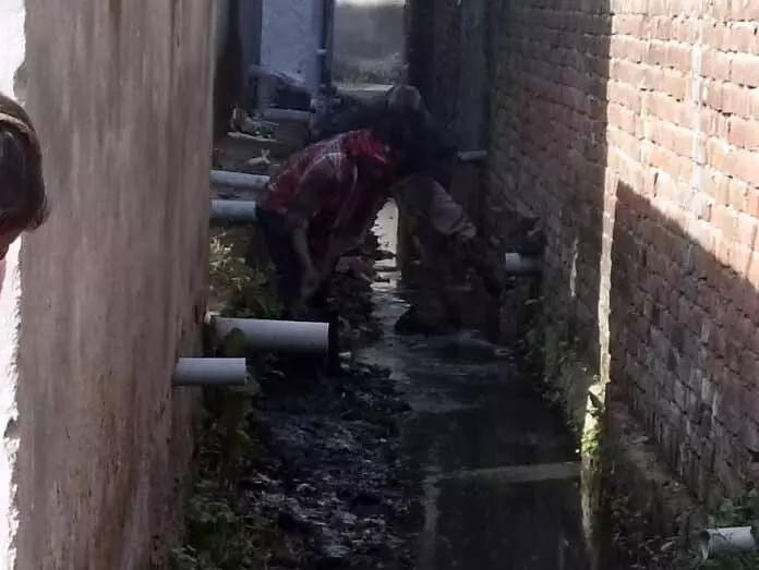 Sidhra के ग्रीन एन्क्लेव सोसायटी में ड्रेनेज सिस्टम ध्वस्त Sidhra के ग्रीन एन्क्लेव सोसायटी में ड्रेनेज सिस्टम ध्वस्त