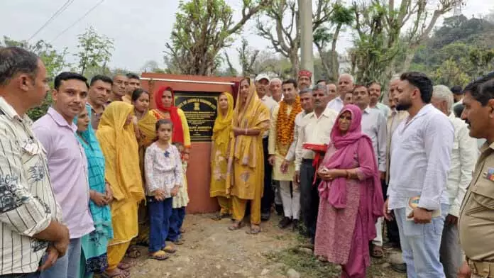 Jasrotia ने सौला-त्रिदवान में 16 लेन की नालियों और ट्रांसफॉर्मर का उद्घाटन किया Jasrotia ने सौला-त्रिदवान में 16 लेन की नालियों और ट्रांसफॉर्मर का उद्घाटन किया