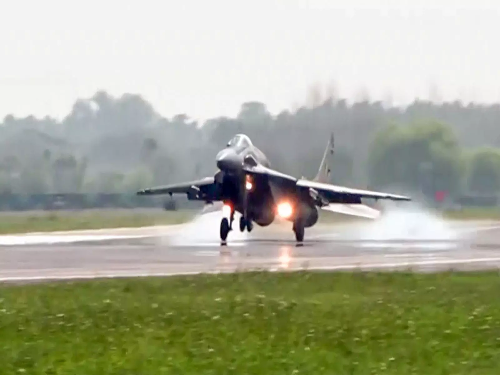 IAF चीफ एपी सिंह ने MiG-29UPG उड़ान भरी, वेस्टर्न एयर कमांड की ऑपरेशनल तैयारियों का रिव्यू किया IAF चीफ एपी सिंह ने MiG-29UPG उड़ान भरी, वेस्टर्न एयर कमांड की ऑपरेशनल तैयारियों का रिव्यू किया