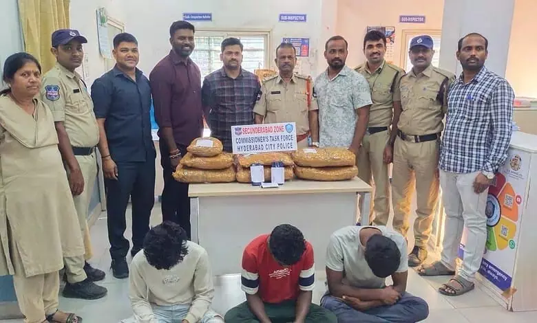Hyderabad में 11 किलो गांजा के साथ सात लोग गिरफ्तार Hyderabad में 11 किलो गांजा के साथ सात लोग गिरफ्तार