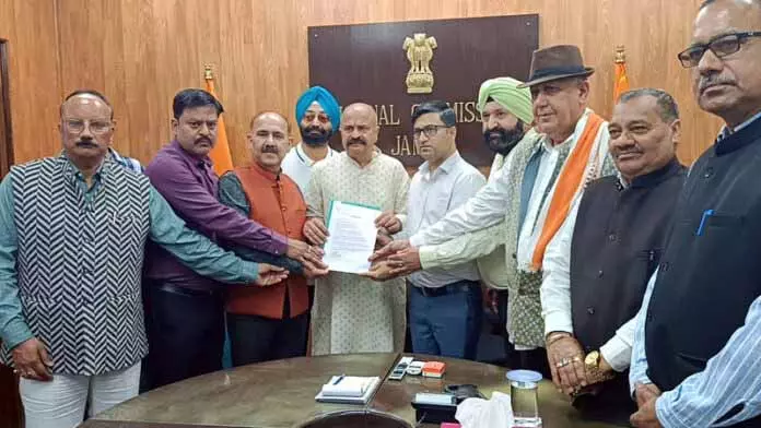 BJP ने उमर सरकार के फ्यूल प्राइस बढ़ाने के प्रस्ताव के खिलाफ डिव कमिश्नर को मेमोरेंडम सौंपा BJP ने उमर सरकार के फ्यूल प्राइस बढ़ाने के प्रस्ताव के खिलाफ डिव कमिश्नर को मेमोरेंडम सौंपा