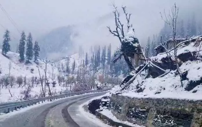 SRIANGAR: घाटी में बारिश, पहाड़ियों में बर्फबारी SRIANGAR: घाटी में बारिश, पहाड़ियों में बर्फबारी