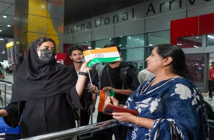 SRINAGAR: 14 मार्च को ईरान से 100 भारतीय छात्र लौटेंगे SRINAGAR: 14 मार्च को ईरान से 100 भारतीय छात्र लौटेंगे