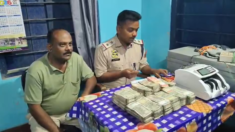 Assam के नागांव में चुनाव से पहले लावारिस स्कूटर से 27 लाख रुपये नकद बरामद Assam के नागांव में चुनाव से पहले लावारिस स्कूटर से 27 लाख रुपये नकद बरामद