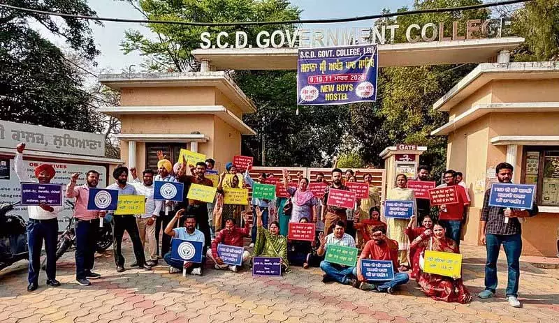 Ludhiana: असिस्टेंट प्रोफेसर और लाइब्रेरियन ने राज्य सरकार पर उदासीनता का आरोप लगाते हुए विरोध प्रदर्शन किया Ludhiana: असिस्टेंट प्रोफेसर और लाइब्रेरियन ने राज्य सरकार पर उदासीनता का आरोप लगाते हुए विरोध प्रदर्शन किया