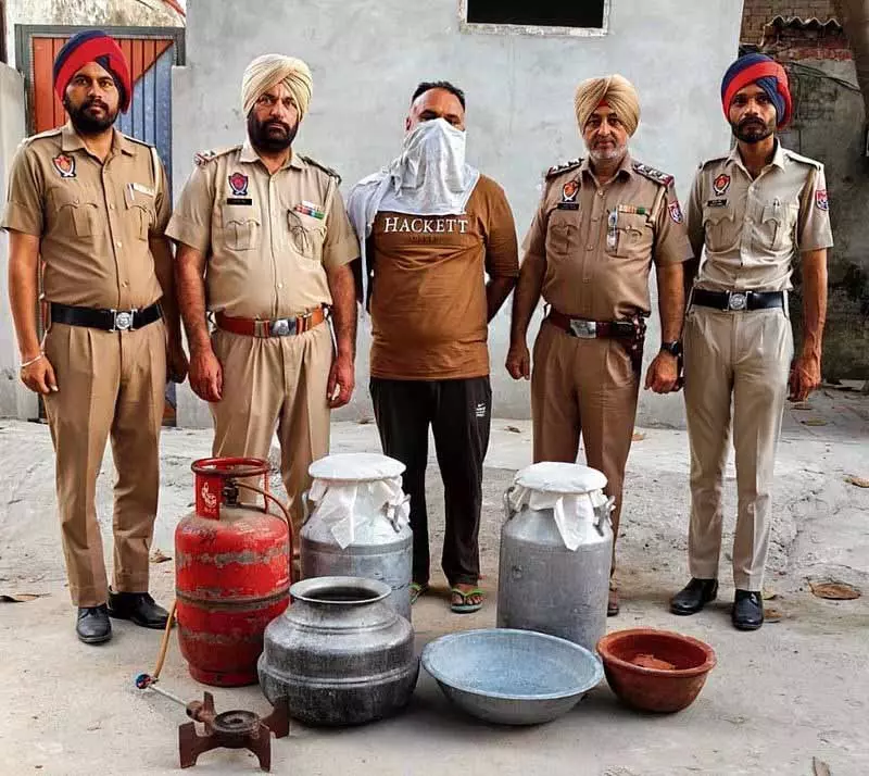 Ludhiana: 80 लीटर अवैध शराब के साथ एक व्यक्ति गिरफ्तार Ludhiana: 80 लीटर अवैध शराब के साथ एक व्यक्ति गिरफ्तार