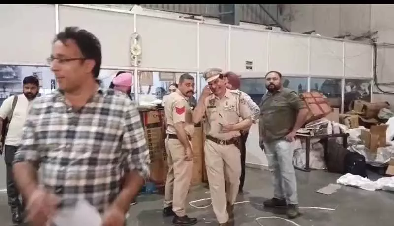 Ludhiana police ने फोकल पॉइंट में कूरियर कंपनी के गोदाम पर छापा मारकर 56 किलो गांजा बरामद किया Ludhiana police ने फोकल पॉइंट में कूरियर कंपनी के गोदाम पर छापा मारकर 56 किलो गांजा बरामद किया