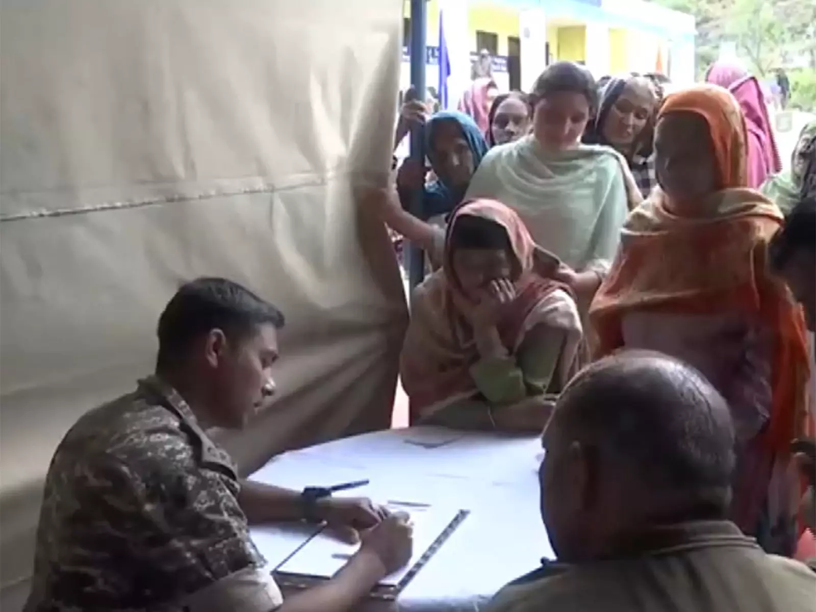 जम्मू-कश्मीर: CRPF ने राजौरी के दूरदराज इलाके में फ्री मेडिकल कैंप लगाया जम्मू-कश्मीर: CRPF ने राजौरी के दूरदराज इलाके में फ्री मेडिकल कैंप लगाया