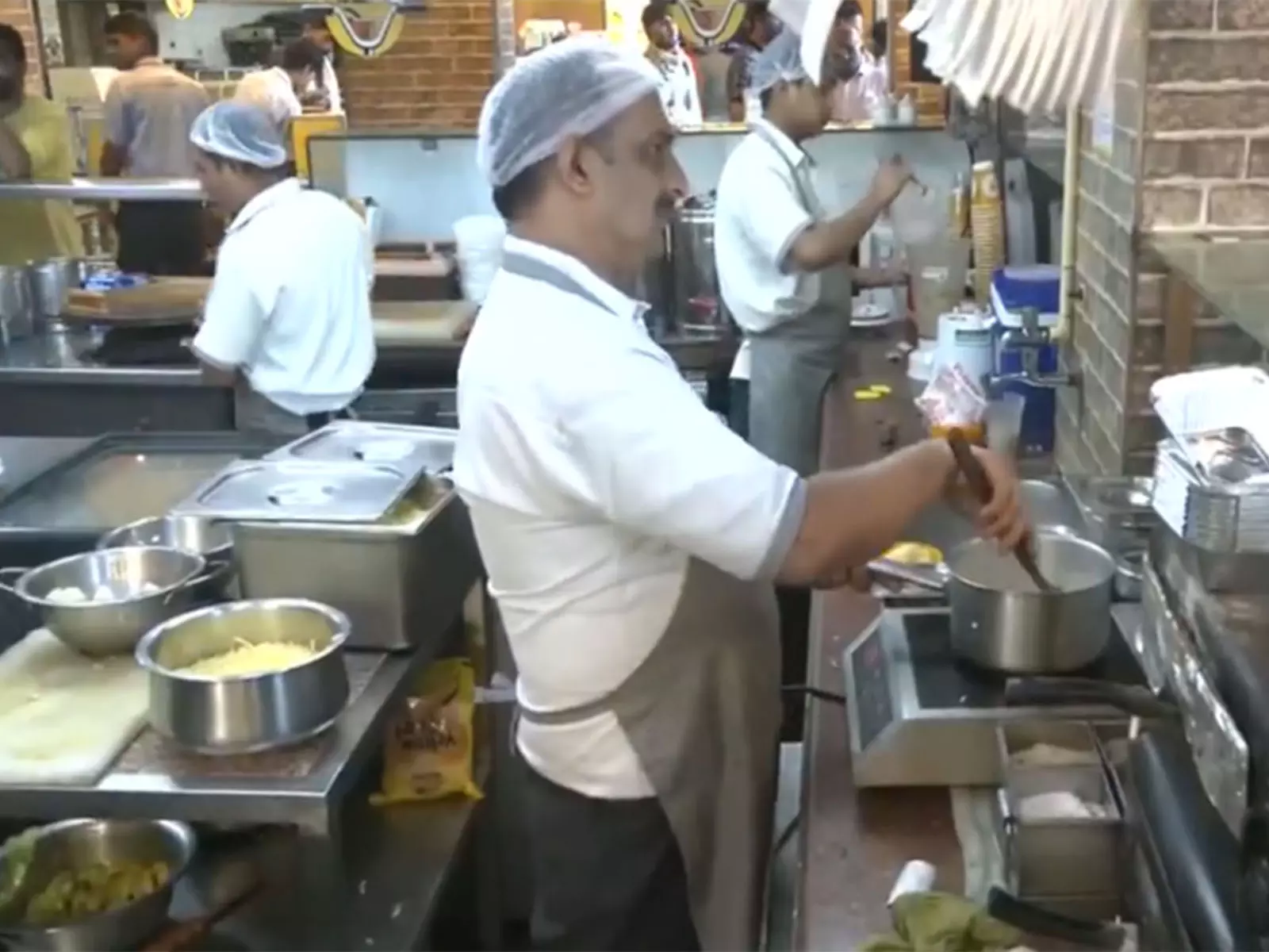 भोपाल में LPG सिलेंडर की कमी के कारण रेस्टोरेंट इंडक्शन कुकिंग की ओर रुख कर रहे भोपाल में LPG सिलेंडर की कमी के कारण रेस्टोरेंट इंडक्शन कुकिंग की ओर रुख कर रहे