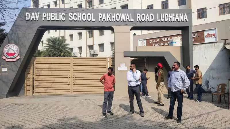 बम की झूठी धमकी वाले ईमेल से खतरे की घंटी बज रही, Ludhiana के शिक्षकों ने जल्द जांच की मांग की बम की झूठी धमकी वाले ईमेल से खतरे की घंटी बज रही, Ludhiana के शिक्षकों ने जल्द जांच की मांग की