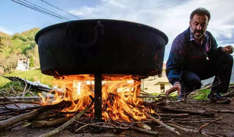 हैदराबाद में LPG सप्लाई में देरी के कारण होटल और घर जलाने के लिए लकड़ी का इस्तेमाल कर रहे हैदराबाद में LPG सप्लाई में देरी के कारण होटल और घर जलाने के लिए लकड़ी का इस्तेमाल कर रहे