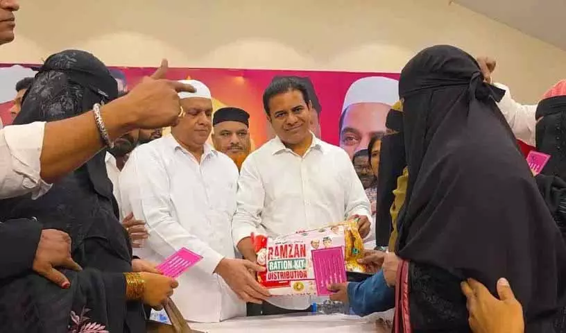 KTR ने रमजान राशन किट बांटे, कल्याणकारी योजनाओं को लेकर कांग्रेस पर निशाना साधा KTR ने रमजान राशन किट बांटे, कल्याणकारी योजनाओं को लेकर कांग्रेस पर निशाना साधा