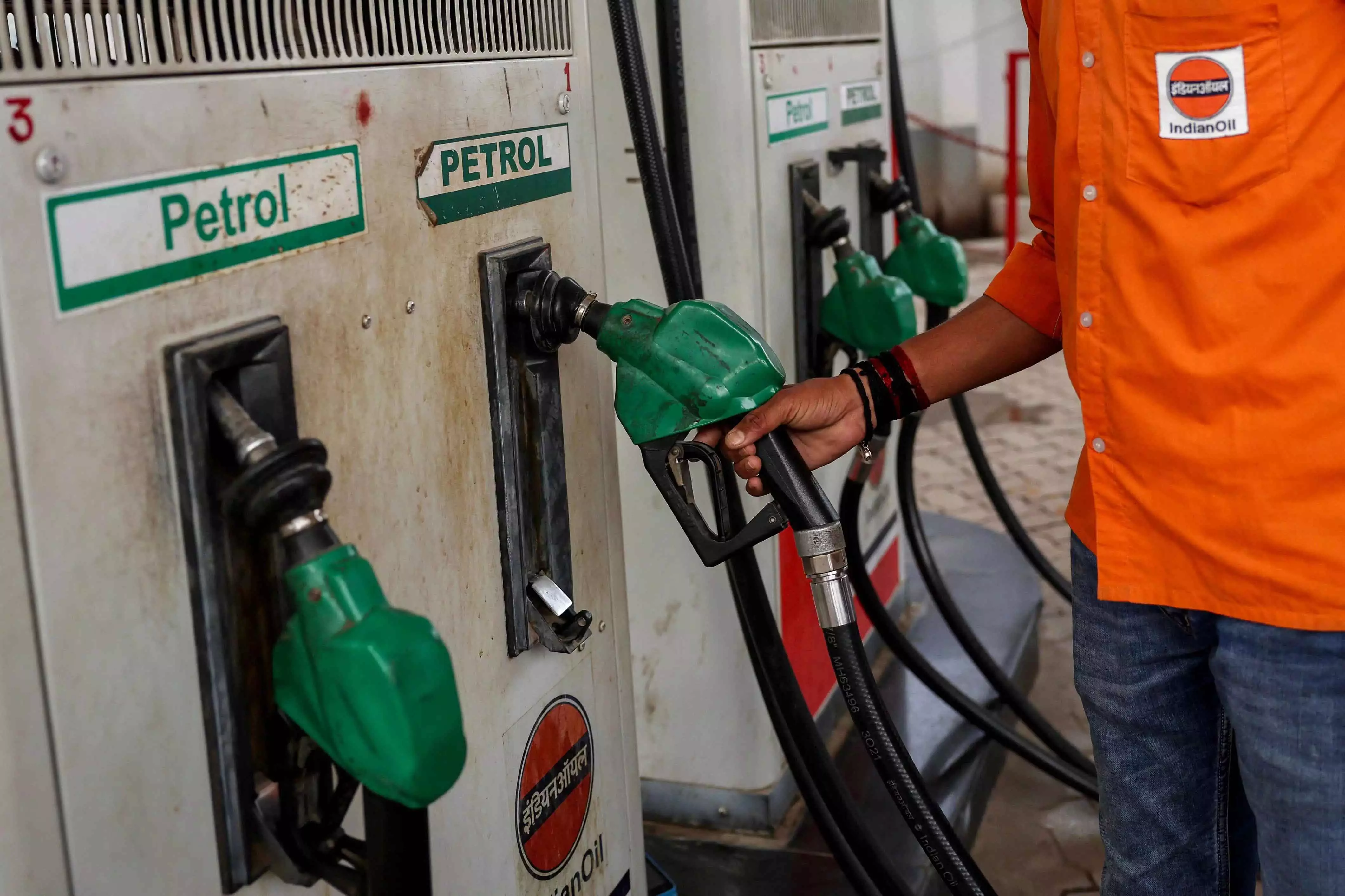 तेलंगाना में LPG और फ्यूल की कमी के डर से लंबी लाइनें, सरकार ने भरोसा दिया तेलंगाना में LPG और फ्यूल की कमी के डर से लंबी लाइनें, सरकार ने भरोसा दिया