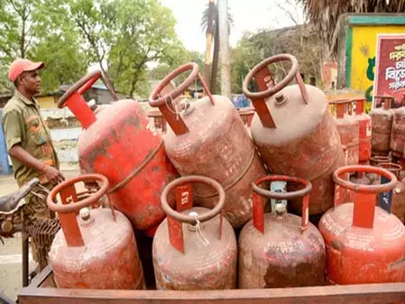 बंगाल में एलपीजी सप्लाई को मैनेज करने के लिए सरकार ने एसओपी जारी किया बंगाल में एलपीजी सप्लाई को मैनेज करने के लिए सरकार ने एसओपी जारी किया