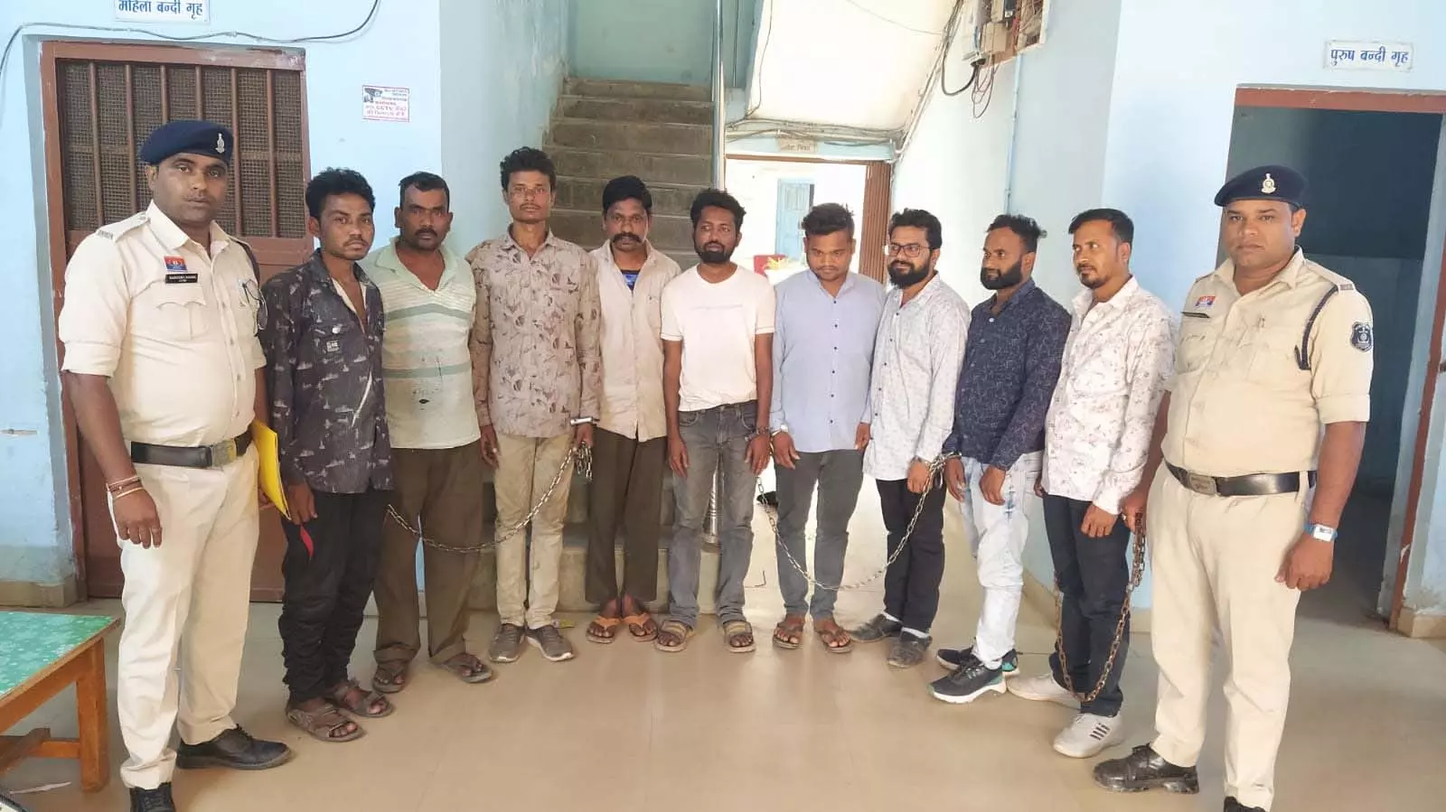 रायपुर ग्रामीण: आरंग पुलिस की कॉम्बिंग गश्त में गांजा विक्रेता गिरफ्तार रायपुर ग्रामीण: आरंग पुलिस की कॉम्बिंग गश्त में गांजा विक्रेता गिरफ्तार