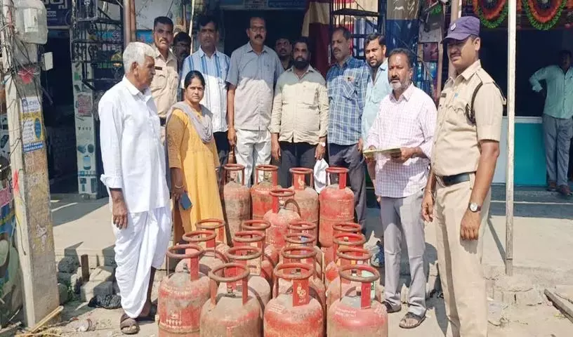 नलगोंडा में बिज़नेस में गलत इस्तेमाल के लिए घरेलू LPG सिलेंडर ज़ब्त किए गए: DSO वेंकटेश्वरलू नलगोंडा में बिज़नेस में गलत इस्तेमाल के लिए घरेलू LPG सिलेंडर ज़ब्त किए गए: DSO वेंकटेश्वरलू