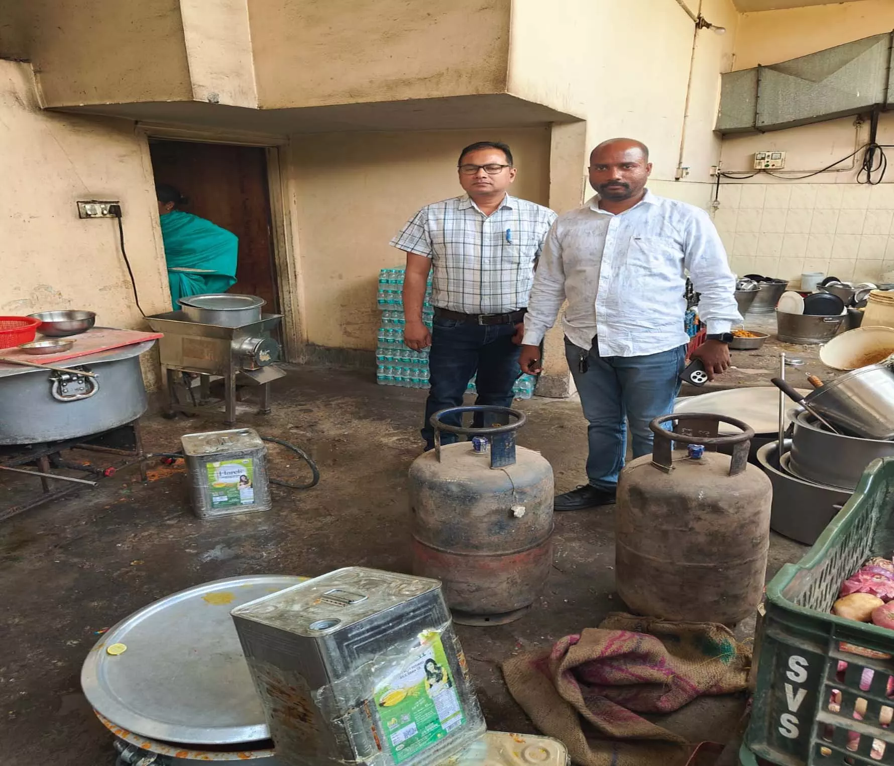 खाद्य विभाग की कार्रवाई: होटल-ढाबों से 5 घरेलू गैस सिलेंडर जब्त खाद्य विभाग की कार्रवाई: होटल-ढाबों से 5 घरेलू गैस सिलेंडर जब्त