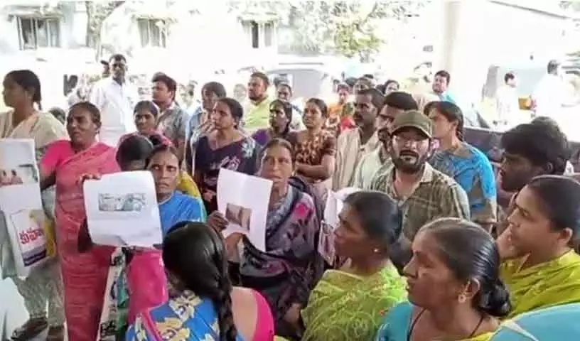 वेलुगुमटला के बेघर परिवारों को अंबेडकर भवन और TTDC हॉल से हटाया गया, विरोध जारी वेलुगुमटला के बेघर परिवारों को अंबेडकर भवन और TTDC हॉल से हटाया गया, विरोध जारी