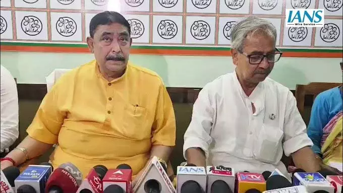 वोटर लिस्ट से नाम हटाने का आरोप, टीएमसी नेता का चुनाव आयोग पर सवाल वोटर लिस्ट से नाम हटाने का आरोप, टीएमसी नेता का चुनाव आयोग पर सवाल
