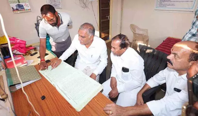 Harish Rao ने किसानों की करंट सप्लाई में लापरवाही के लिए रेवंत रेड्डी पर निशाना साधा Harish Rao ने किसानों की करंट सप्लाई में लापरवाही के लिए रेवंत रेड्डी पर निशाना साधा