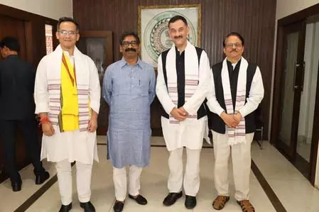 चुनाव में नए सियासी समीकरण की तलाश, गौरव गोगोई ने सीएम हेमंत सोरेन से की मुलाकात चुनाव में नए सियासी समीकरण की तलाश, गौरव गोगोई ने सीएम हेमंत सोरेन से की मुलाकात