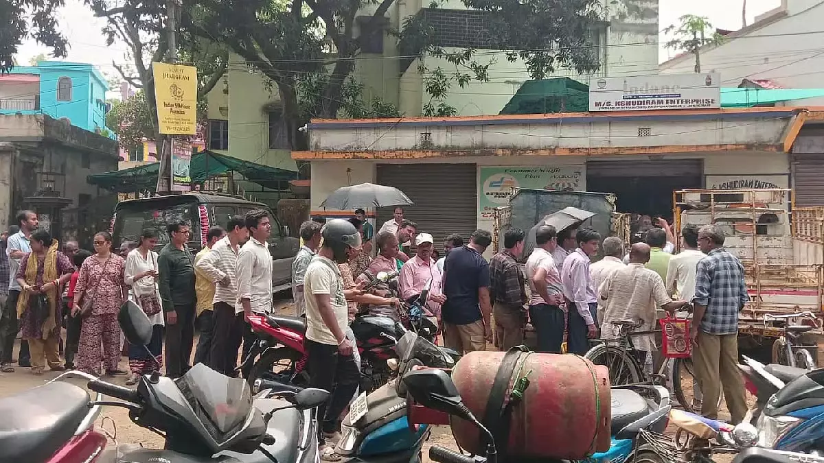 Gas booking नंबर बंद, उपभोक्ता खाली सिलेंडर लेकर दुकानों पर पहुंचे Gas booking नंबर बंद, उपभोक्ता खाली सिलेंडर लेकर दुकानों पर पहुंचे