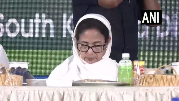 ममता बनर्जी ने दावत-ए-इफ्तार में लिया भाग ममता बनर्जी ने दावत-ए-इफ्तार में लिया भाग