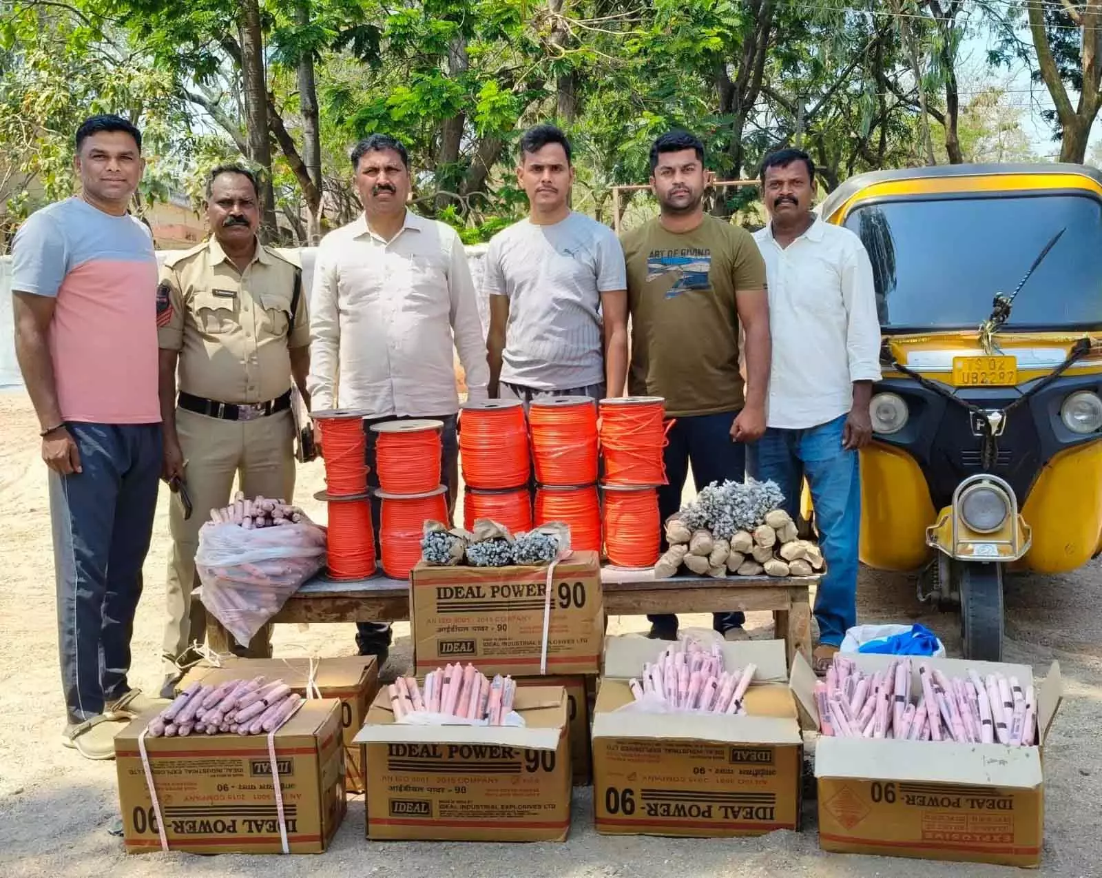 Warangal में पुलिस ने बड़ी मात्रा में विस्फोटक जब्त कर एक आरोपी गिरफ्तार Warangal में पुलिस ने बड़ी मात्रा में विस्फोटक जब्त कर एक आरोपी गिरफ्तार