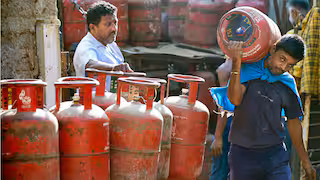 Shahjahanpur: एलपीजी कालाबाजारी रोकने के लिए प्रशासन ने लिया सख्त कदम Shahjahanpur: एलपीजी कालाबाजारी रोकने के लिए प्रशासन ने लिया सख्त कदम