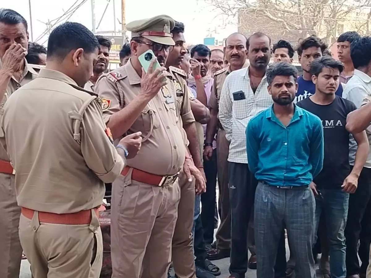 Jalalabad: गैस एजेंसी के बाहर उपभोक्ताओं ने किया हंगामा Jalalabad: गैस एजेंसी के बाहर उपभोक्ताओं ने किया हंगामा
